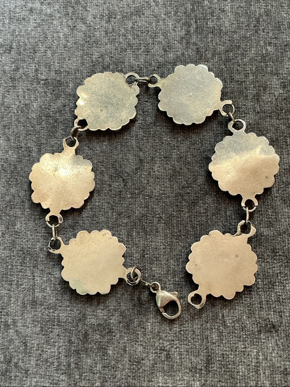 N/A bracelet features